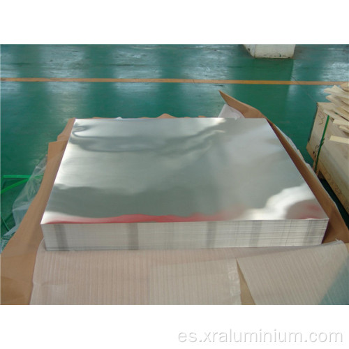 Una máquina para fabricar envases de papel de aluminio en India